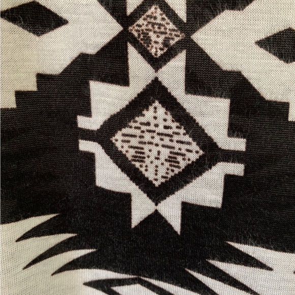 FOREVER21 Aztec Print Black White Tank Top NWOT SIZE L - Picture 4 of 9